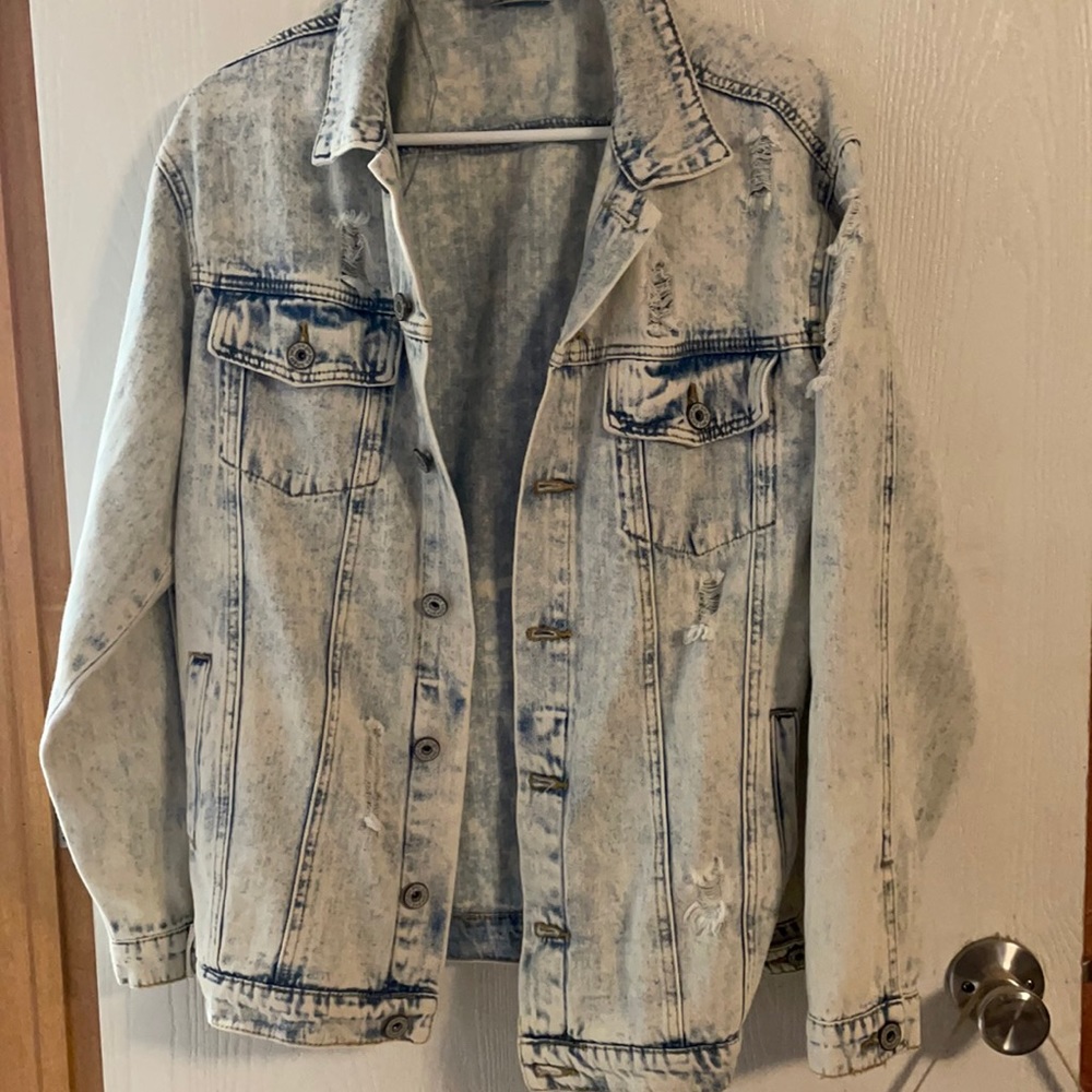 Women’s size small Umgee light acid wash distressed denim jacket.
